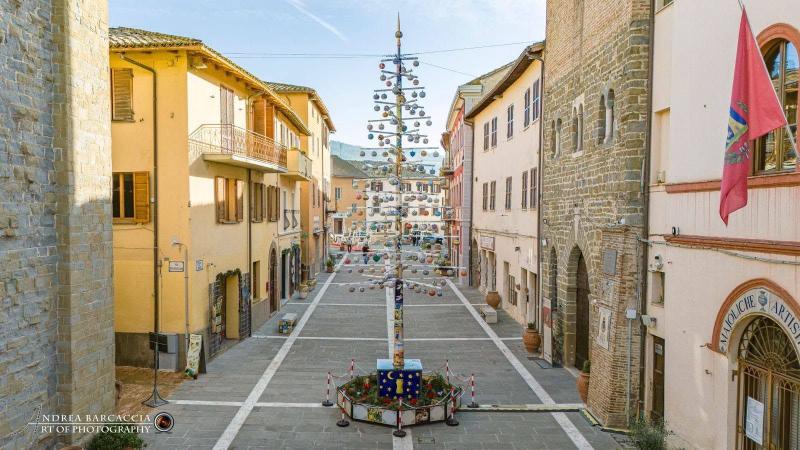 Foto des keramischen Weihnachtsbaums in Deruta