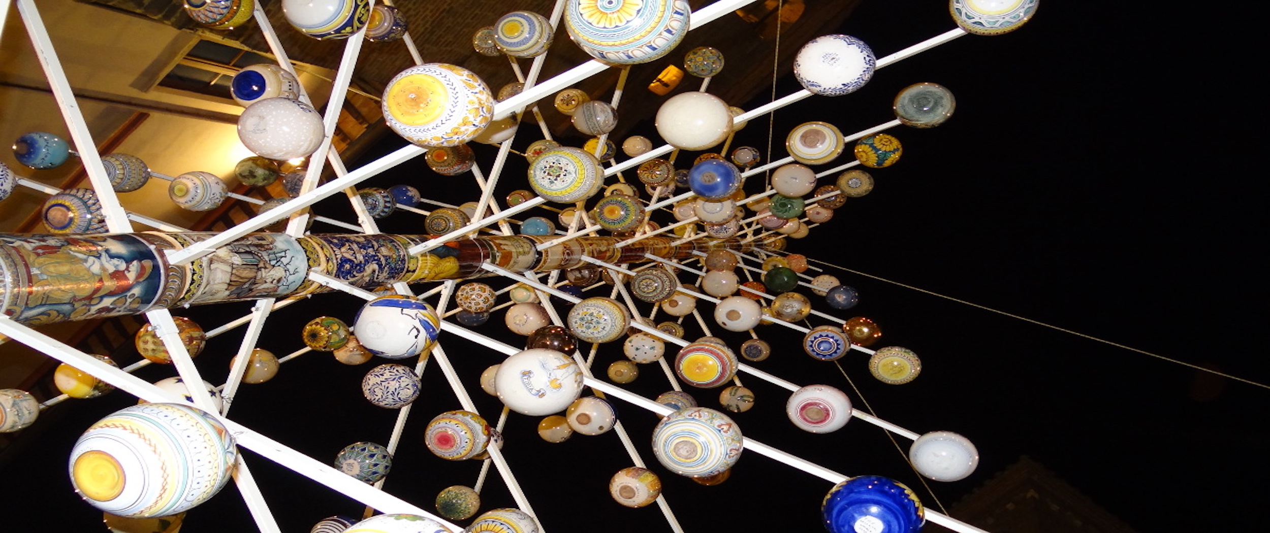 Titolo: L’Albero di Ceramica più grande al Mondo – Deruta