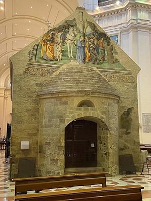 Vista del retro della Porziuncola, piccola chiesa affrescata, all’interno della Basilica di Santa Maria degli Angeli