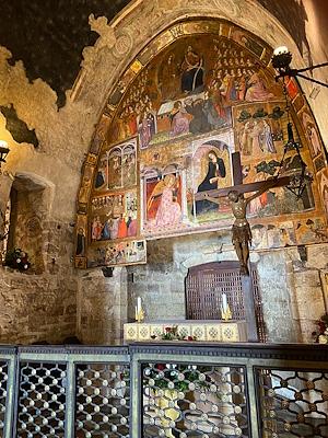 Vista dell’interno della Porziuncola, con balaustra che separa l’altare e la parte retrostante riccamente decorata