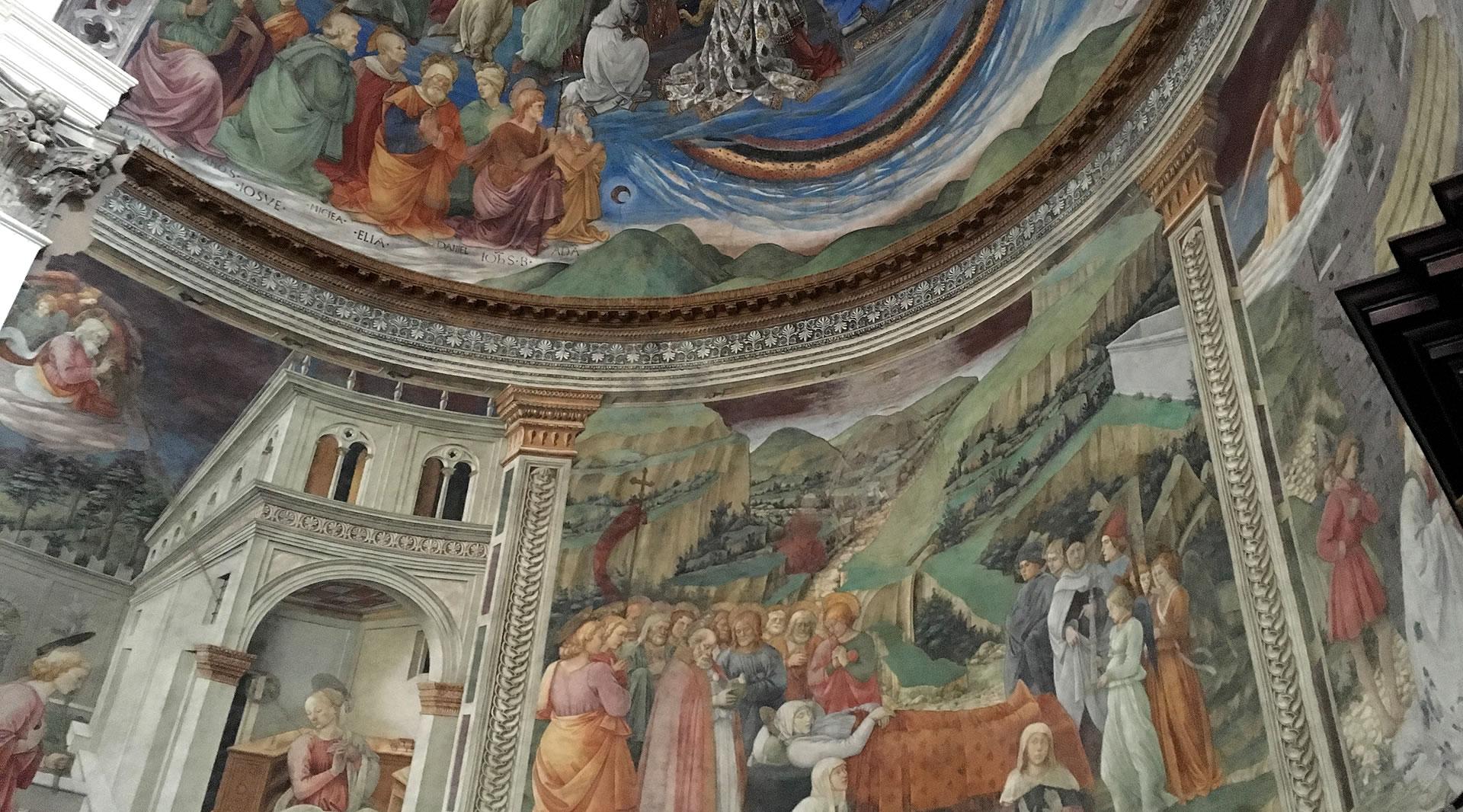 Fresques Renaissance dans l’abside de la cathédrale de Spolète, avec scènes bibliques détaillées, architectures peintes et paysages vallonnés.
