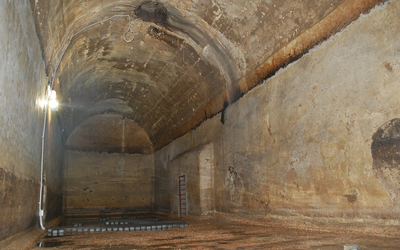 interno di uno degli ambienti con volte a botte presenti nella cisterna romana di Amelia
