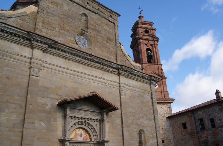 Front facade of the sanctuary in sandstone with a portal; on the right, the bell tower can be seen.