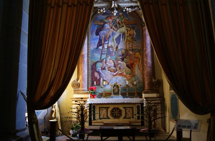Side chapel with an altar surmounted by Arrigo Fiammingo’s work "The Deposition from the Cross".