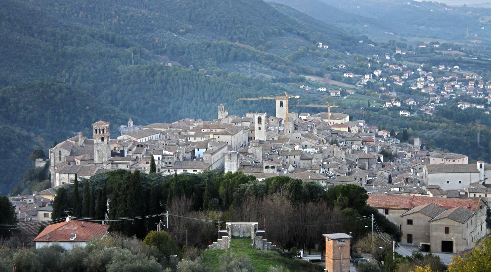 Vue panoramique de Narni depuis la forteresse Albornoz, avec la vallée environnante recouverte de forêts.