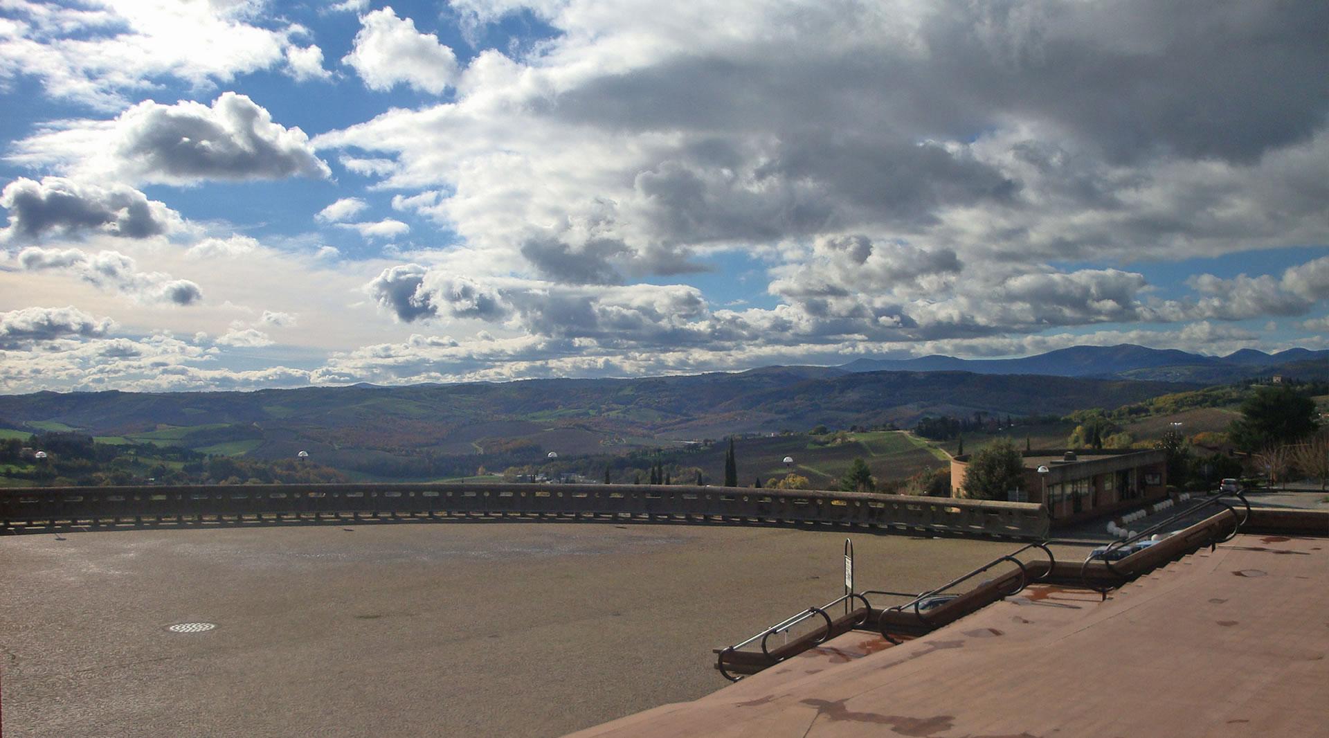 Vista panoramica dal piazzale antistante del Santuario dell’Amore Misericordioso, con cielo nuvoloso e luce diffusa.