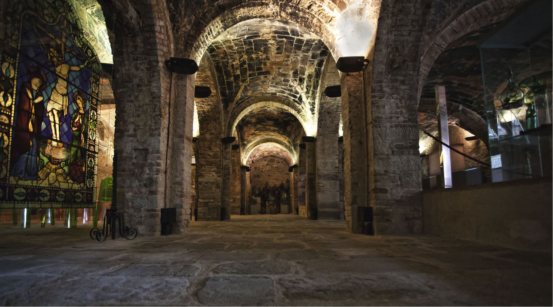 The restored interior of the Glass Museum is arranged in three large aisles, enriched with precious artifacts and works entirely made of glass.
