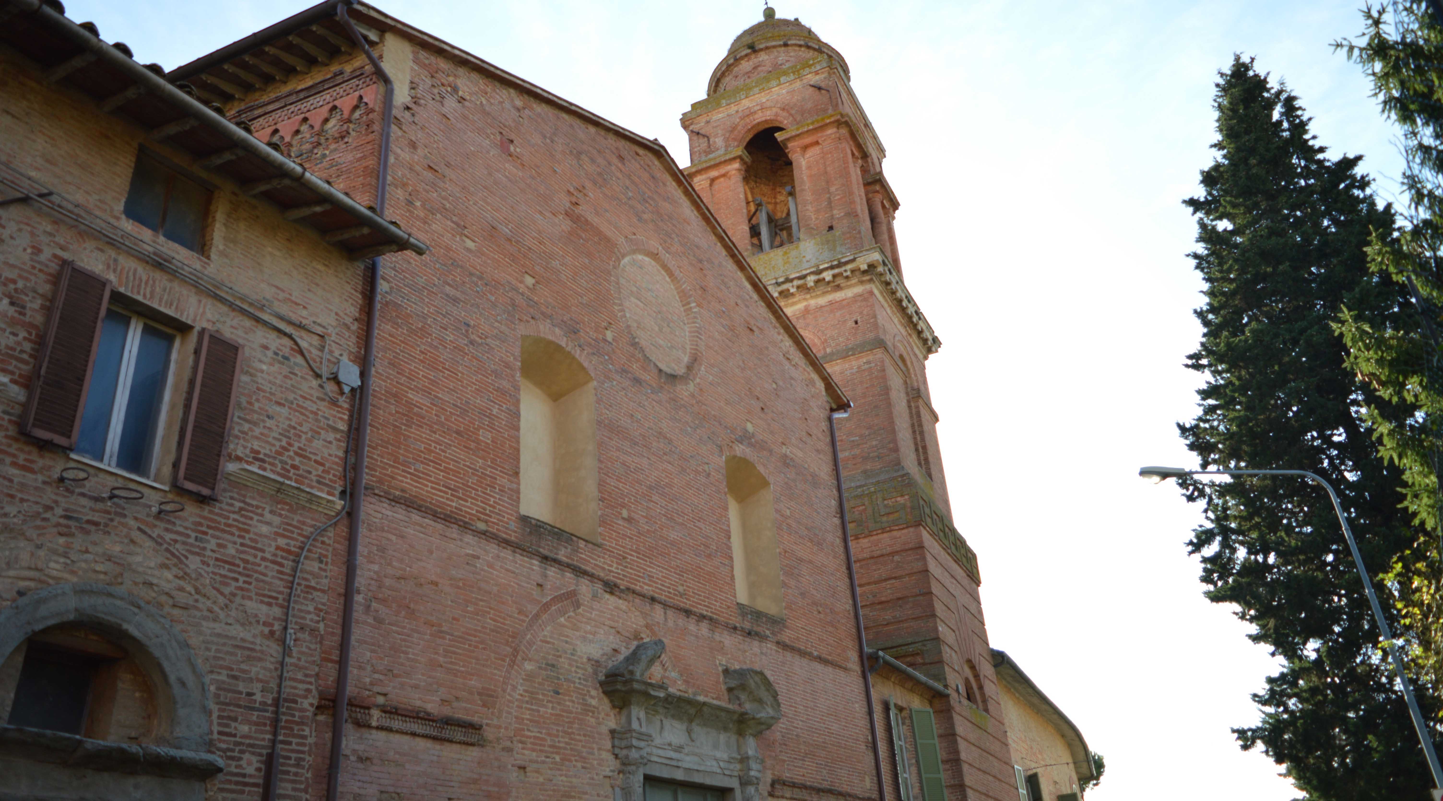 Veduta della chiesa gotica di Santa Maria dei Servi con il suo imponente campanile che svetta sullo sfondo.