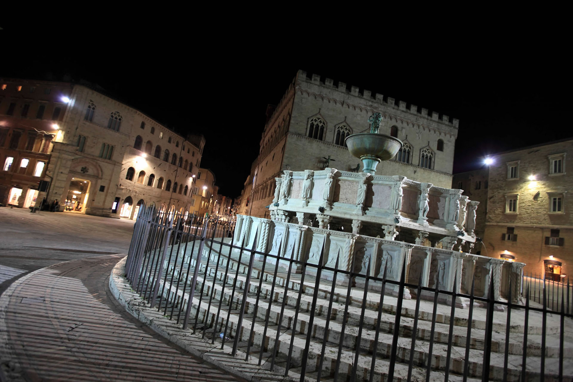 Fontana maggiore, Perugia, Umbria, medioevo scultura, Nicola Pisano