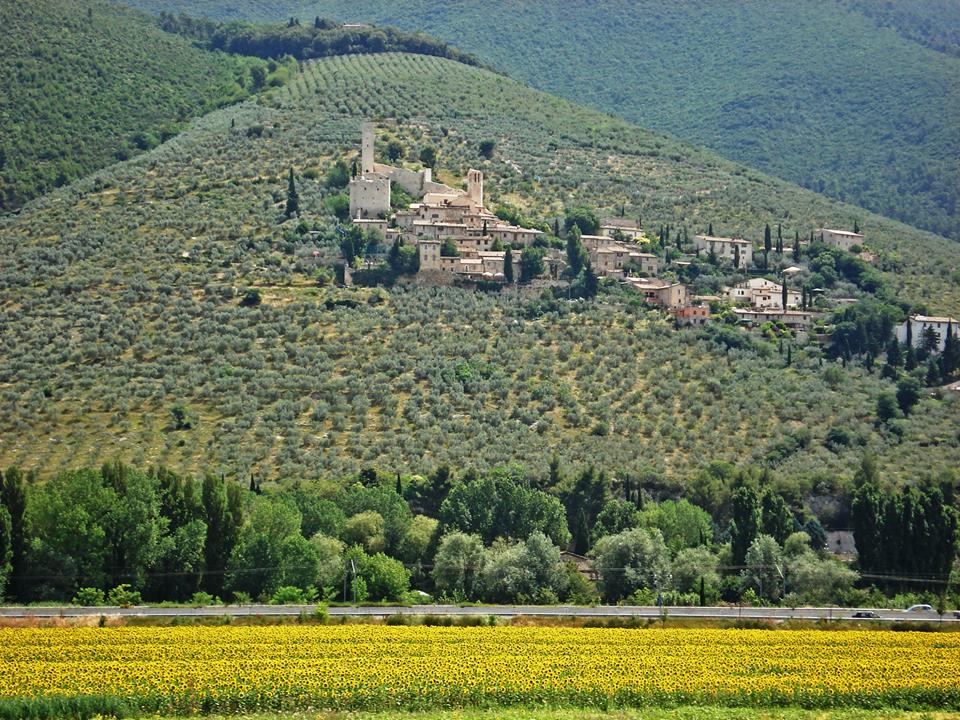 Le Sorgenti dei poeti: da Poreta a Trevi: Castello di Pissignano