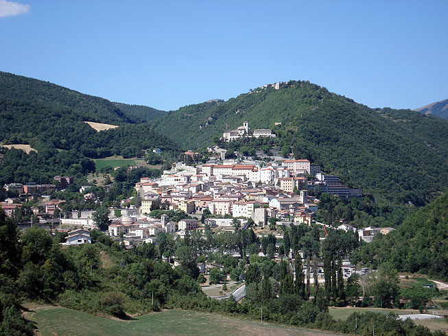 Cascia: through fields and woods in the hills of Santa Rita