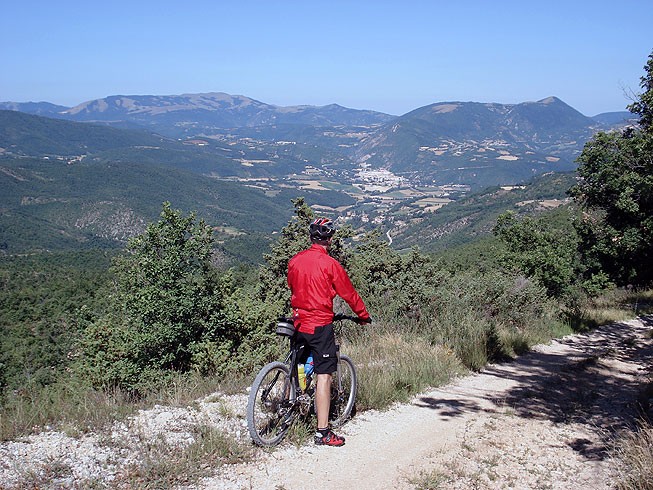 Cascia: through fields and woods in the hills of Santa Rita