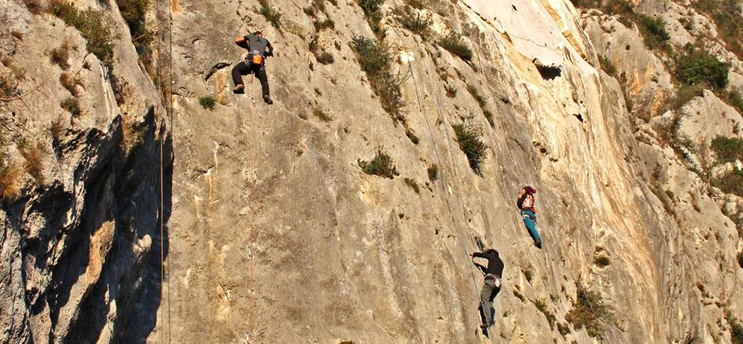 Titolo: Climbing and caving