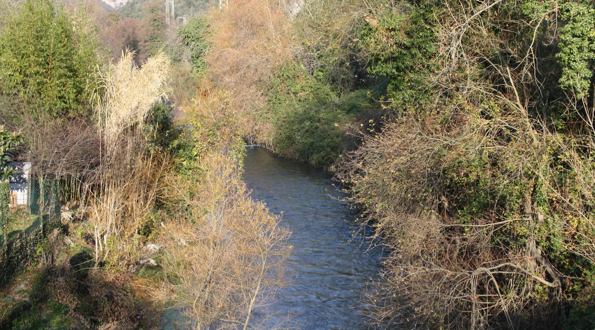 The Nera River flows through the park’s lush vegetation, set within a peaceful natural landscape