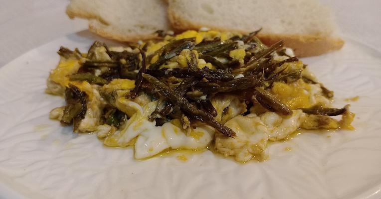 Scrambled eggs with wild asparagus, “vitabbie” or “lupari”