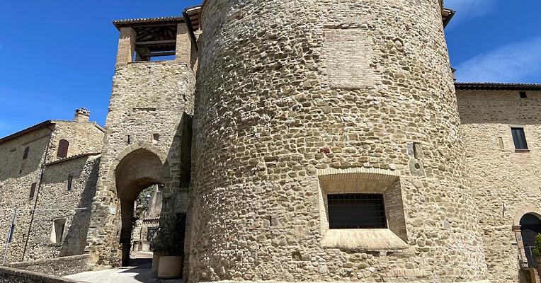Tour circulaire en pierre de l’église de Santa Marina et arche d’entrée, faisant partie des remparts historiques du château