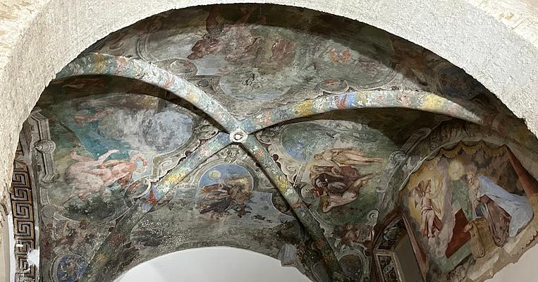 Affresco sulla volta a crociera dell'ex chiesa di San Domenico a Narni, ora Auditorium Bortolotti. La volta è decorata con scene bibliche e figure religiose in ambientazioni celesti, mentre le costolature sono dipinte con motivi ornamentali.