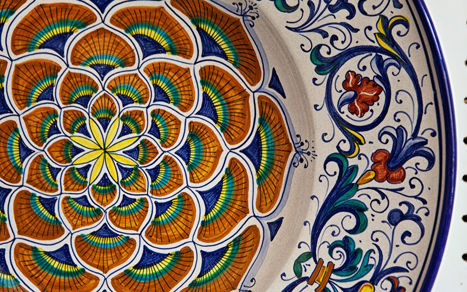 Un dettaglio di una ceramica di Deruta con una decorazione tipica floreale.
