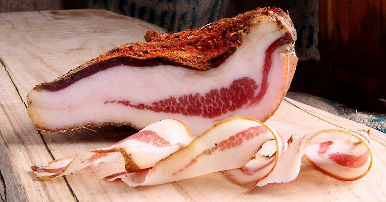 A sliced barbozzo, showing the fatty parts of the white meat with the characteristic red central vein