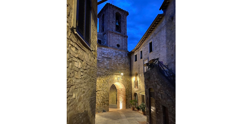Le château d’Antria se dessine dans la nuit avec sa porte d’accès bien visible, surmontée d’un clocher.