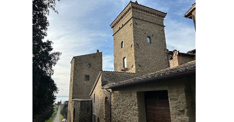 Vue latérale de la Rocca Baglioni Pompilij, exemple emblématique d’architecture militaire du XIVe siècle, reconstruite ultérieurement. On remarque les anciens murs et une élégante tour centrale.