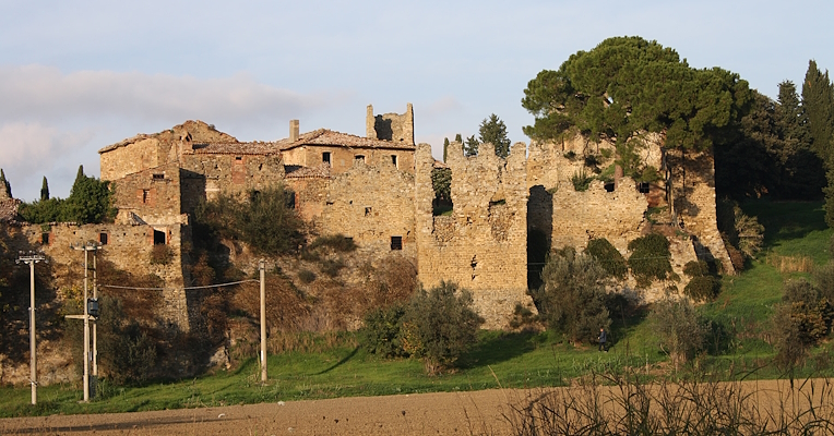 Les anciens murs du château de Zocco émergent dans le paysage du lac Trasimène, offrant un témoignage historique en harmonie avec la nature environnante.