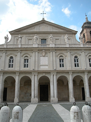 La facciata della cattedrale di Santa Maria Assunta a Terni, con il portico colonnato e le statue dei vescovi ternani che dominano il piano superiore