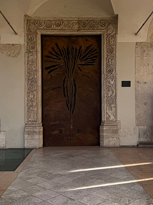 Portale della Cattedrale di Santa Maria Assunta a Terni, in pietra, scolpito con motivi vegetali e animali