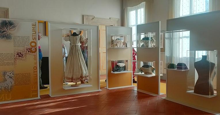 Image of the entrance hall of the Museum of Textile and Costume with display cases