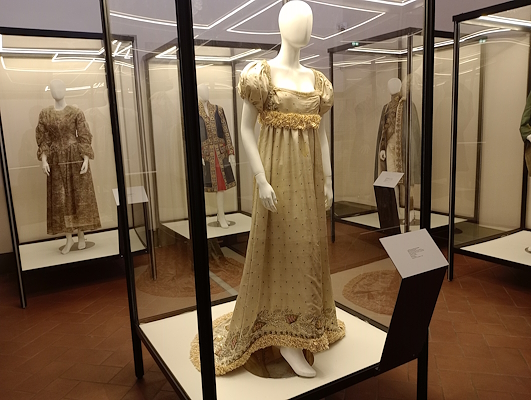 Abito in stile Impero di Alexandrine Bonaparte, con tessuto a pois, maniche a palloncino e strascico