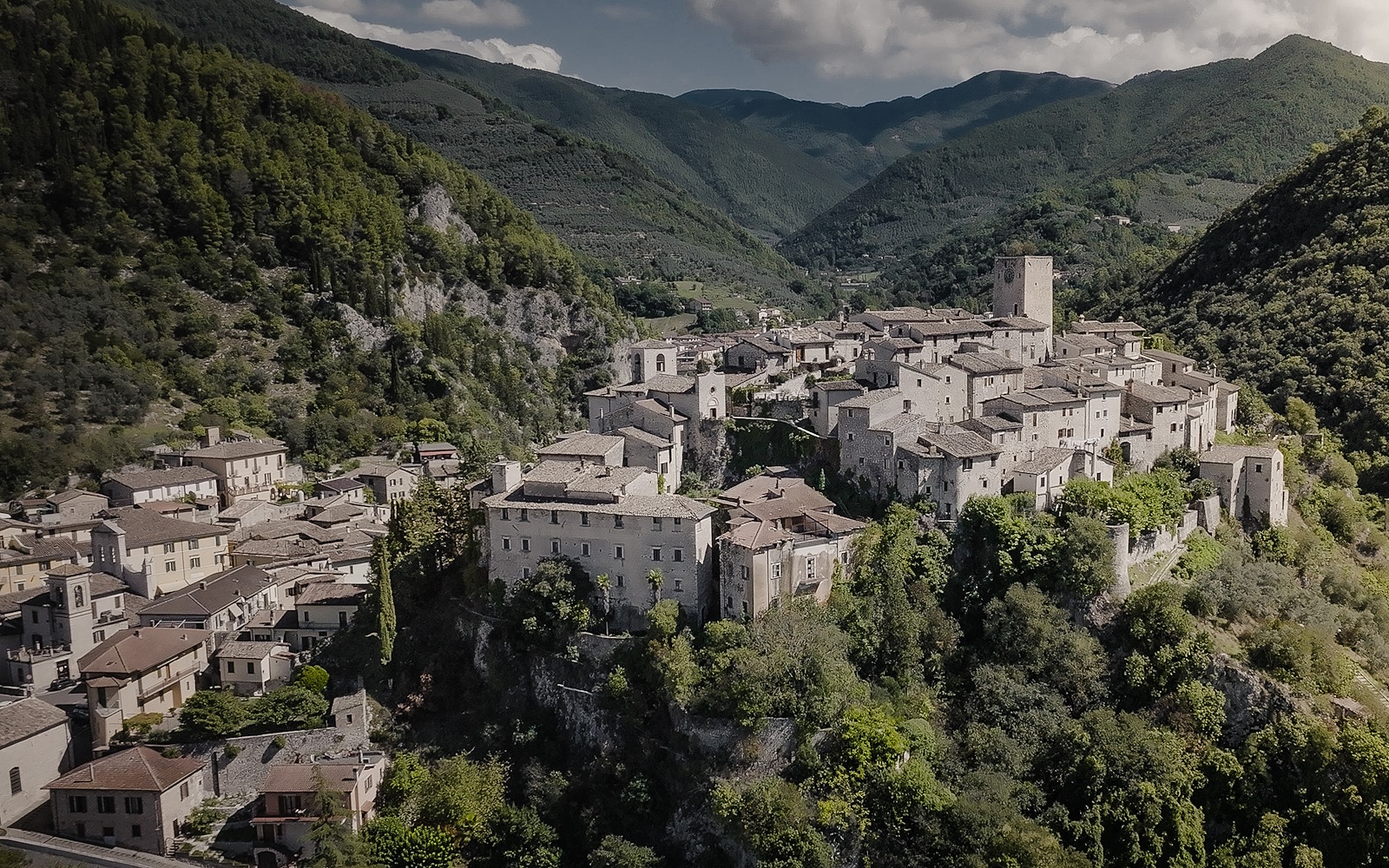 Vista di Arrone, borgo medievale arroccato su una collina circondato dalle montagne.