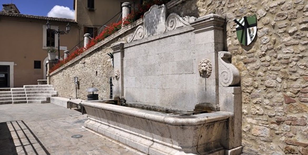 Source d’eau minérale à Sangemini, au cœur du centre historique de la ville.