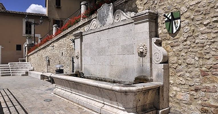 Source d’eau minérale à Sangemini, au cœur du centre historique de la ville.