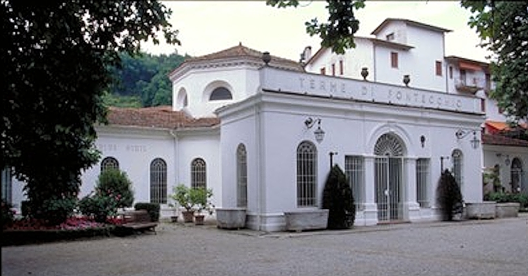 Façade et entrée des thermes de Fontecchio, établissement thermal construit à la fin du XIXe siècle.