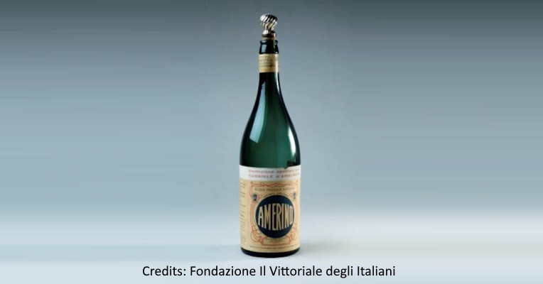 Bouteille d’Acqua Amerino personalisée pour Gabriele D’Annunzio. Archives : Fondation Il Vittoriale degli Italiani.