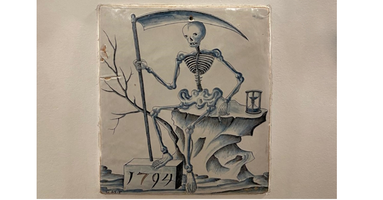 Illustrazione su ceramica del 1794 con uno scheletro armato di falce seduto su una roccia, accanto a una clessidra