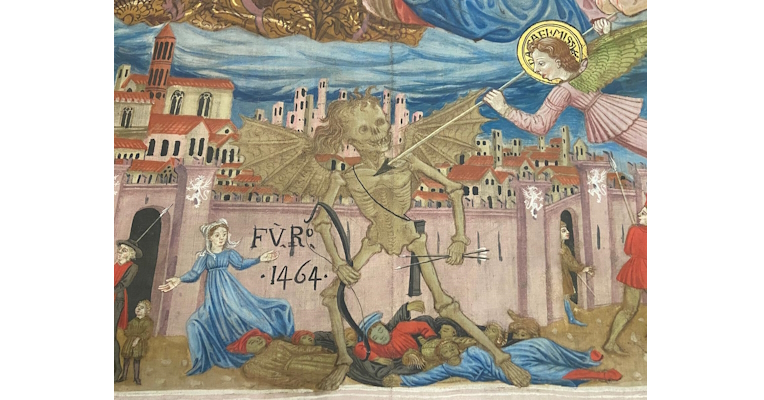 Affresco del 1464 con scheletro alato che semina morte in città medievale, con la scritta "FVR" e un angelo che lo affronta.