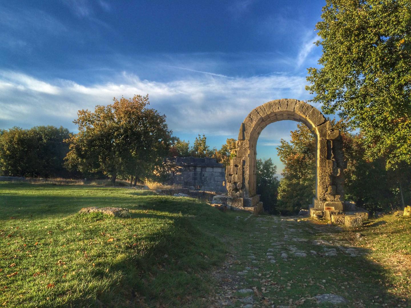 Arc de Saint-Damien avec les pavés de la Via Flaminia