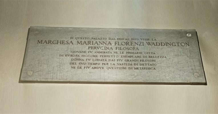 Plaque commémorative à l’entrée du Palazzo Florenzi rappelant Marianna Florenzi, philosophe, qui y vécut entre 1820 et 1850.