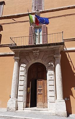 Portail monumental du Palazzo Alfani Florenzi, aujourd’hui siège du TAR Ombrie, attribué à Vignola.