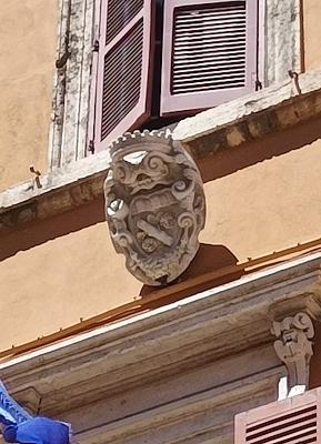 Armoiries de la famille Florenzi avec un rameau de rose sculpté sur le portail du XVIe siècle du Palazzo Florenzi.