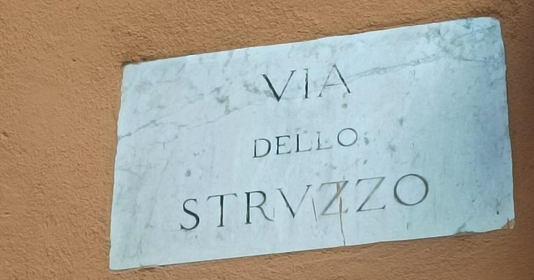 Plaque de la Via dello Struzzo, rue de Pérouse liée à l’autruche exotique offerte à Marianna Florenzi par Ludwig de Bavière.