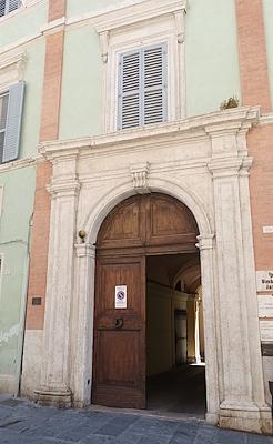 Entrée monumentale du Palazzo Conestabile Della Staffa, résidence de Guido Pompilij et de la poétesse Vittoria Aganoor.