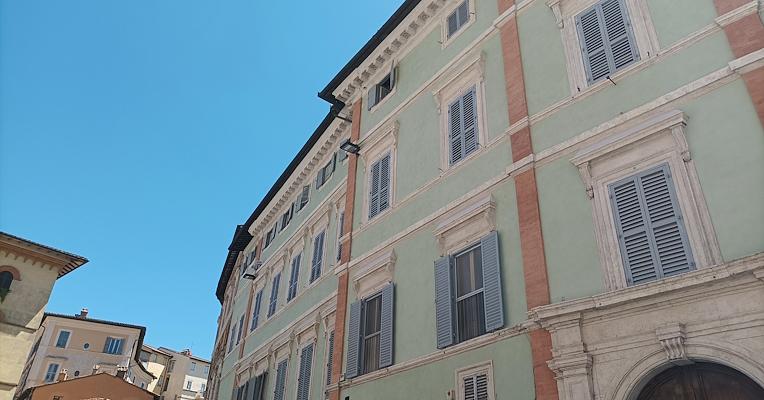 Façade principale du Palazzo Conestabile Della Staffa donnant sur la Piazza Danti et la Piazza IV Novembre.