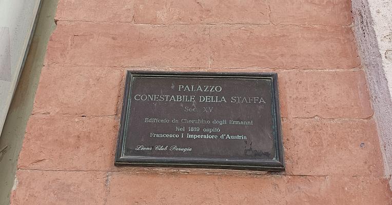 Plaque commémorative sur le Palazzo Conestabile Della Staffa rappelant le séjour de François Ier d’Autriche en 1819.