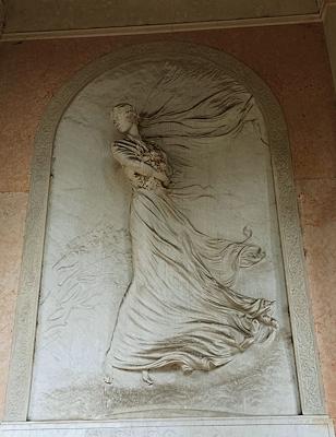 Bas-relief en marbre « La raffica » de Pietro Canonica sur la tombe Schnabl Rossi au cimetière monumental de Pérouse.