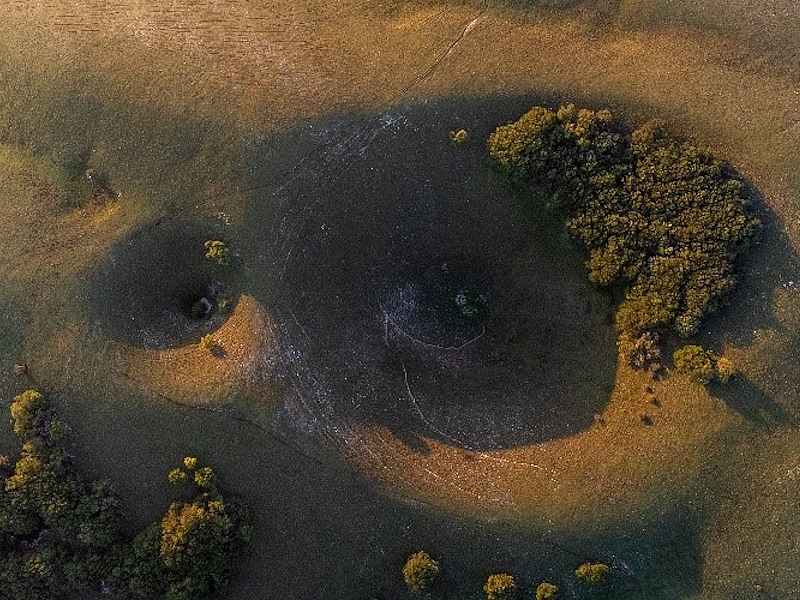 Vista dall’alto dei mortari del Monte Subasio illuminati dalla luce calda del tramonto.