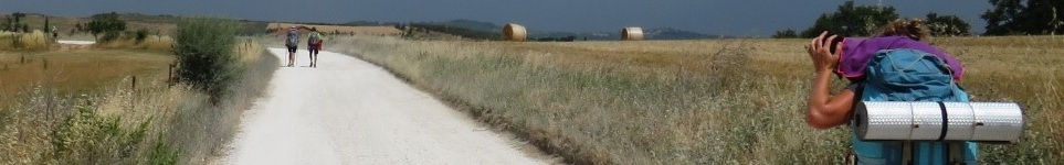 Luftaufnahme des auf dem Felshang gelegenen Eremitenklosters, umgeben von der natürlichen Landschaft.