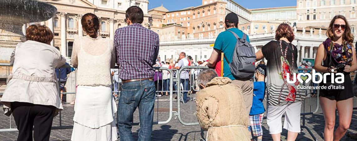 pilgrims in prayer on track of francesco