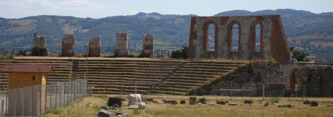 gubbio theatre romain via de francesco chemin de rome a velo